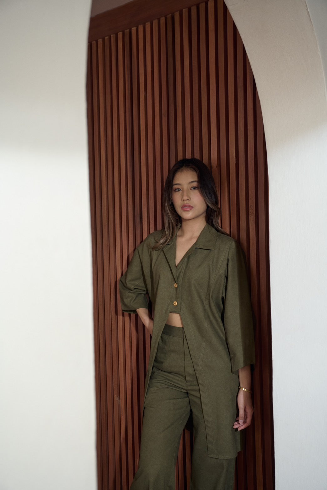 FABLAB DUNNE Olivia Midi Shirt (olive) เสื้อเชิ้ตสไตล์มินิมอล