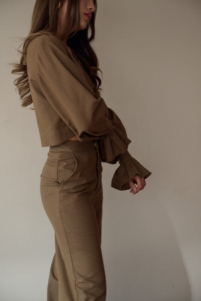 FABLAB DUNNE Ruffle Crop (brown) เสื้อครอปคอวีผ้าลินิน